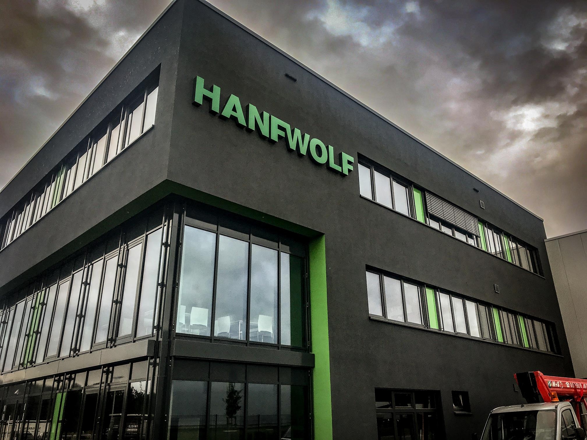 Hallenbeschriftung mit Profilbuchstaben