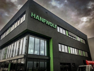 Hallenbeschriftung mit Profilbuchstaben