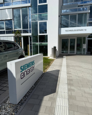 Werbepylon von SIEMENS energy